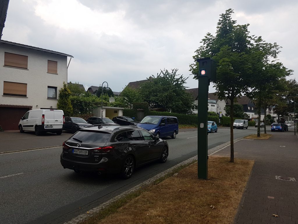 Autos auf einer Bundesstraße