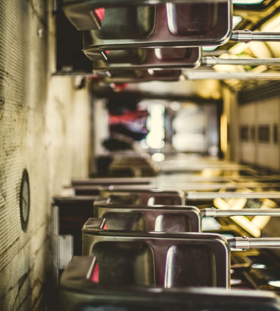 Bus von innen - auf der Seite liegend