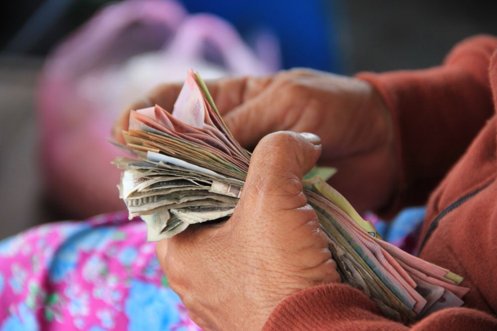 alte Frau zählt Bargeld. Viele Scheine.