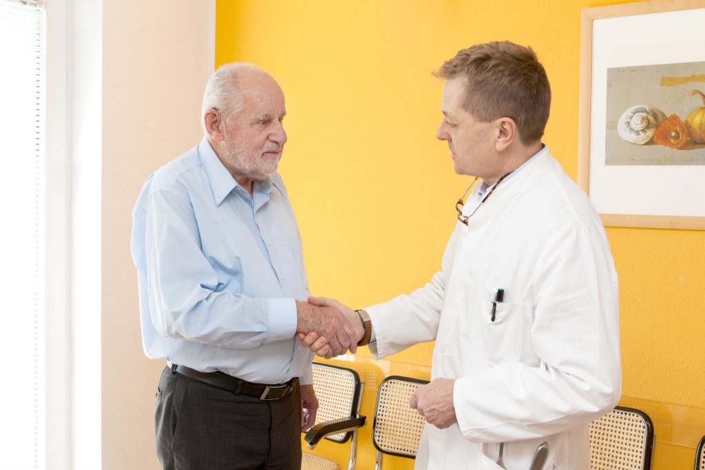 Arzt gibt Patienten die Hand