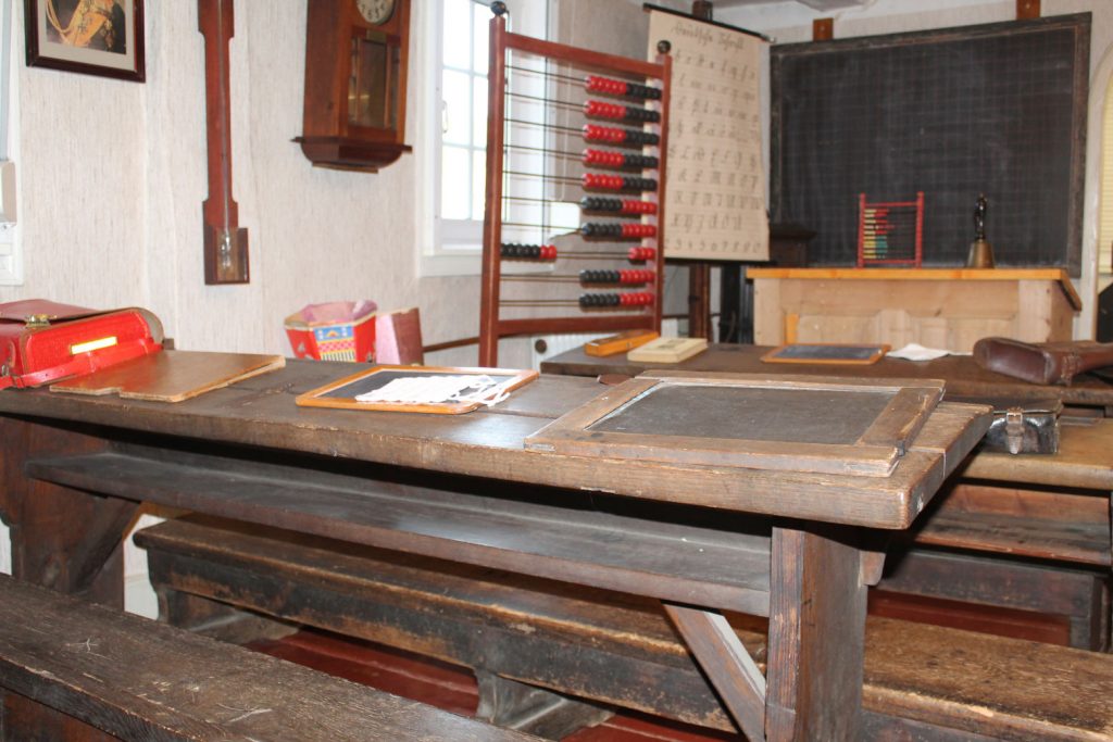 Nachgebautes Schulzimmer aus den 1940er Jahren.