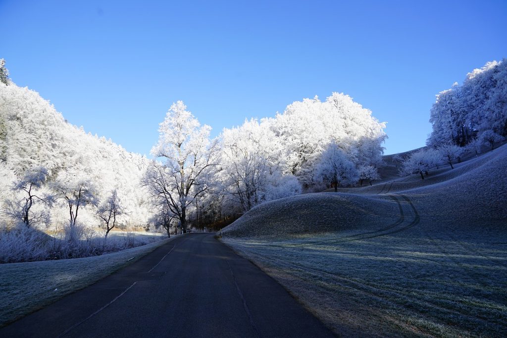 Straße und winterliches Umfeld mit Reif bedeckt