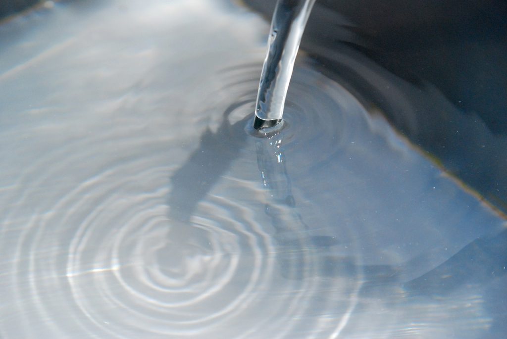 Wasser fließt in ein Becken.