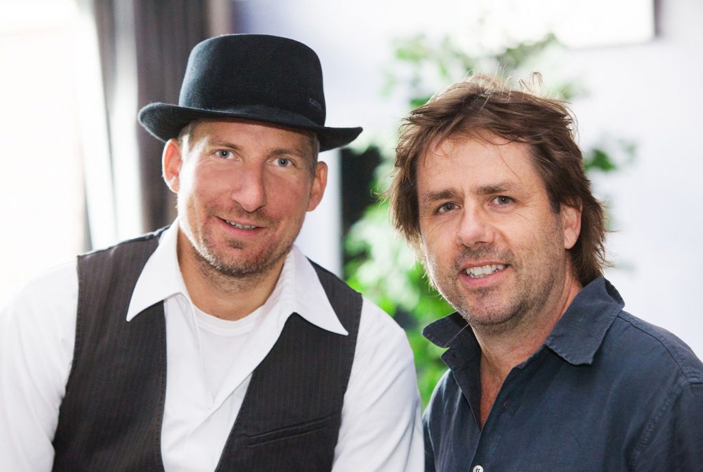 Jörg Siewert und Steffen Walter. Lachen in die Kamera. Sie sind die Chefs des Rudelsingens.