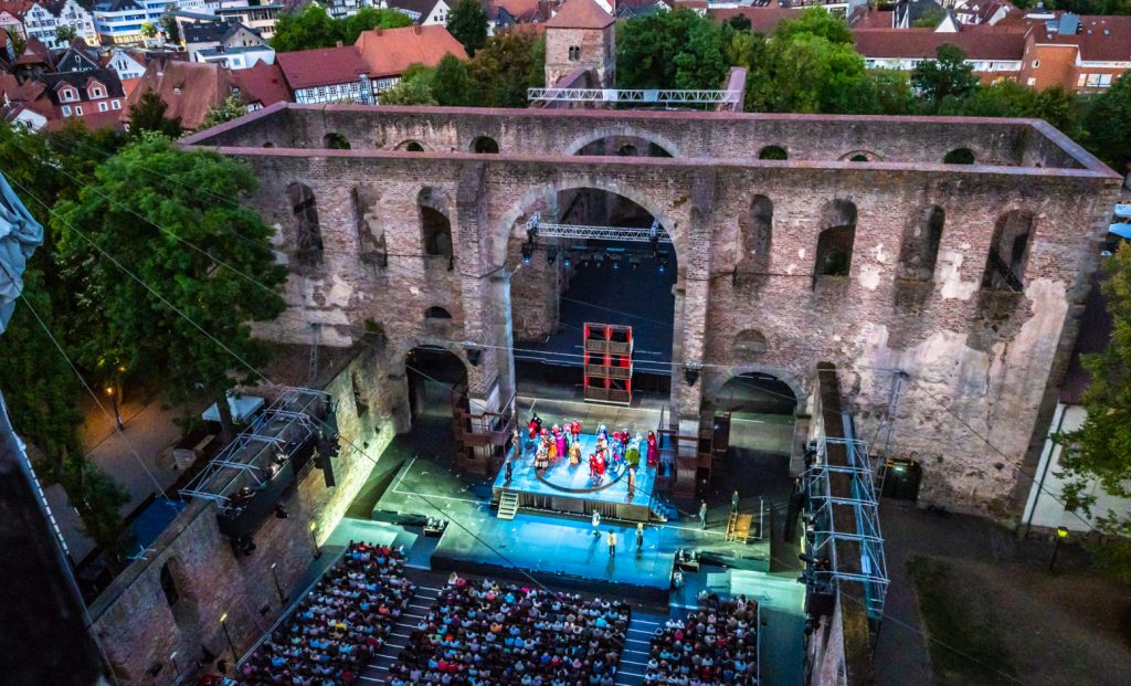 Die Ruine der Stiftskirche der ehemaligen Abtei Hersfeld in Bad Hersfeld. Sie gilt heute als eine der größten romanischen Basiliken nördlich der Alpen und wird für Schauspiel-Aufführungen genutzt.