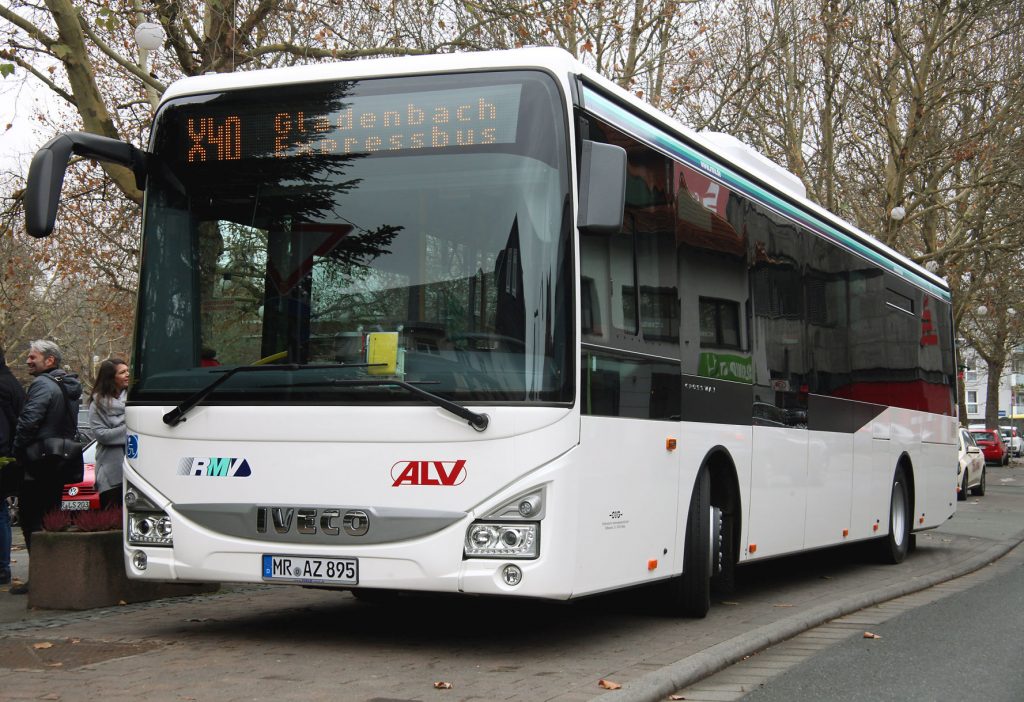 Ein weißer Bus im öffentlichen Personen-Nahverkehr