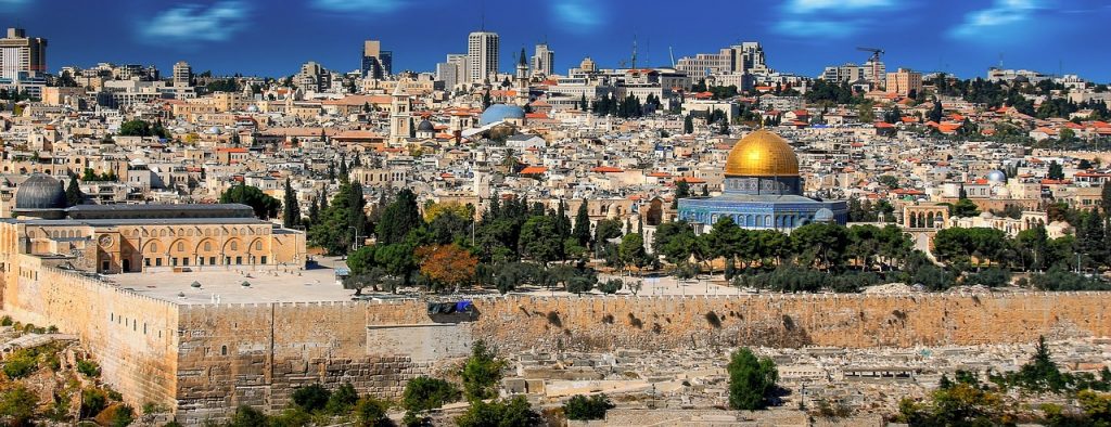 Ein Blick auf Israel. Tempel im Vordergrund, Hochhäuser am Horizont.