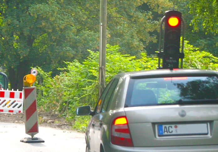 Auto wartet vor Baustellenampel