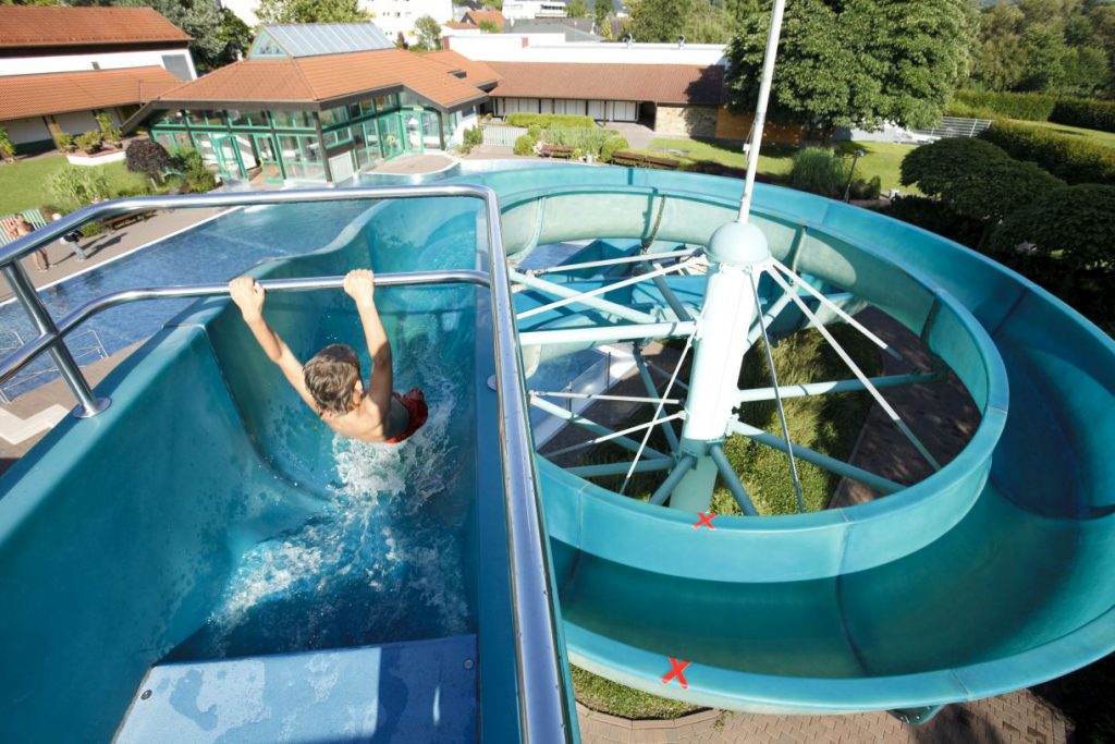 Kind auf einer Freibad-Rutsche