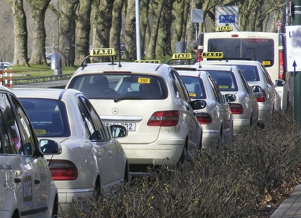 Mehrere hintereinander wartende Taxen