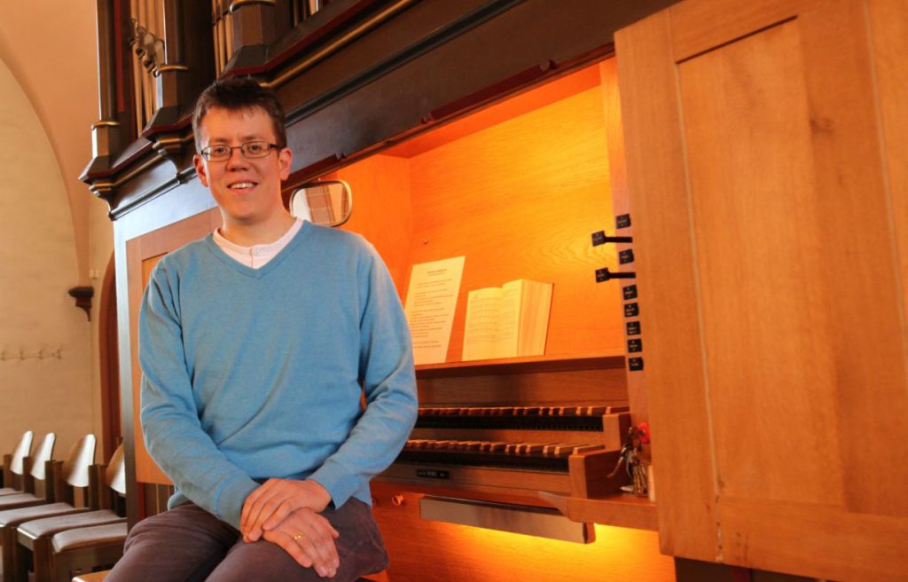 Organist vor dem Instrument