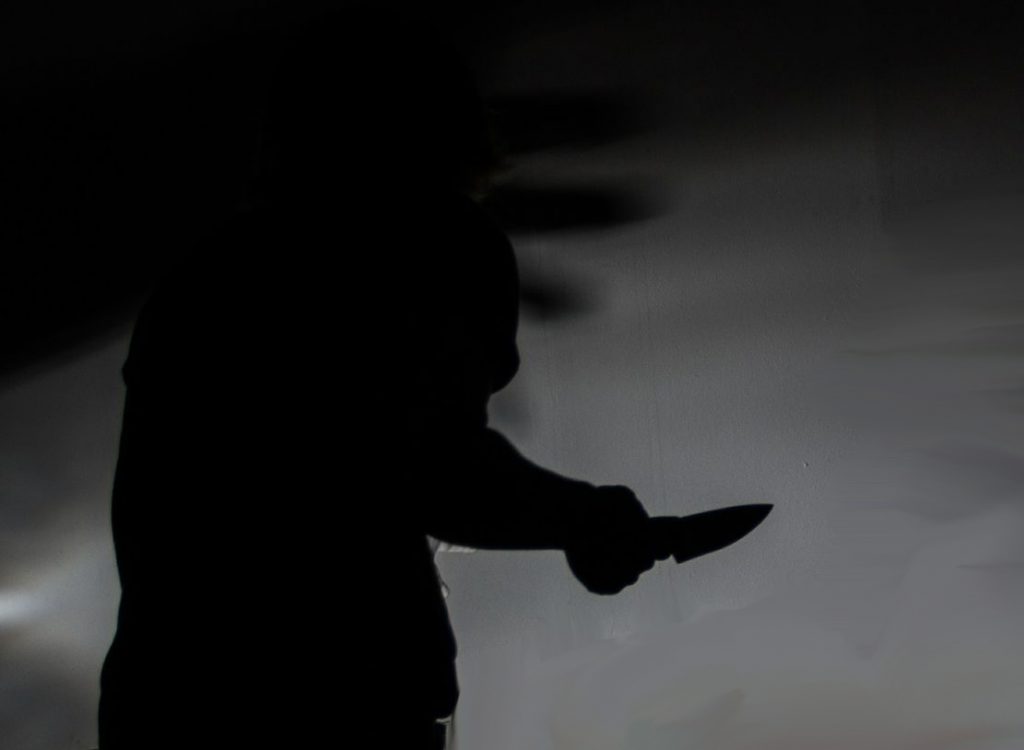 Mann mit Messer als Schattenriss