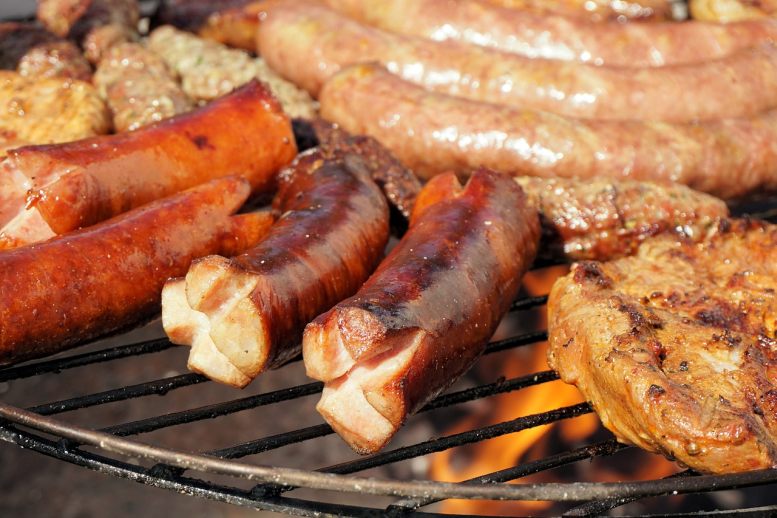 Würstchen auf dem Grill