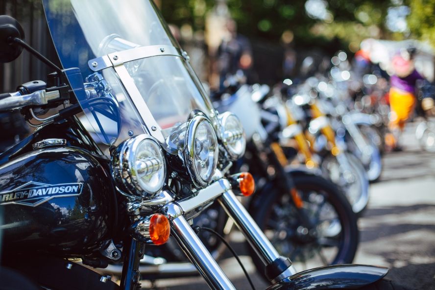 Viele Motorräder parken
