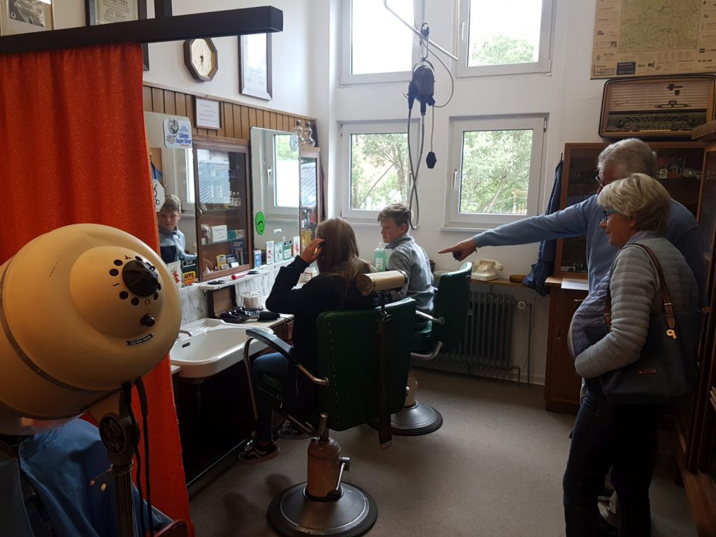 Ein nachgebauter Frisörsalon aus den 1950er Jahren mit Trockenhaube, zwei Waschbecken.