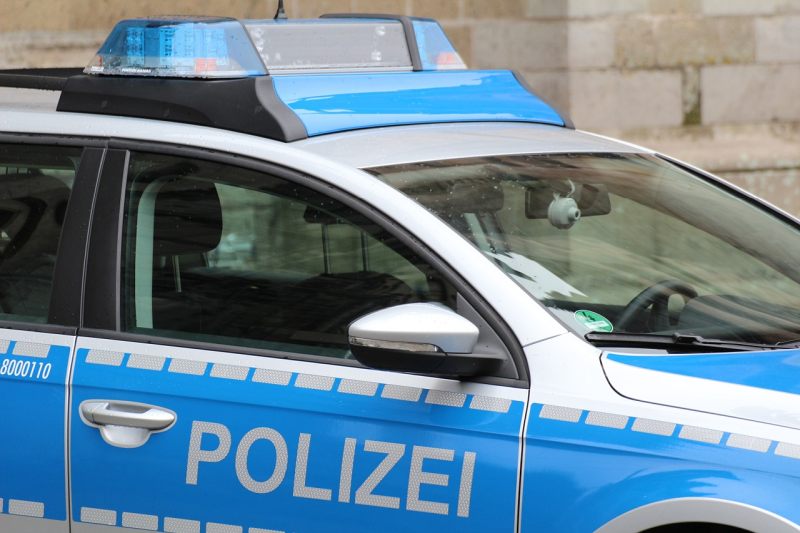 Ausschnitt Polizeifahrzeug blau-silber