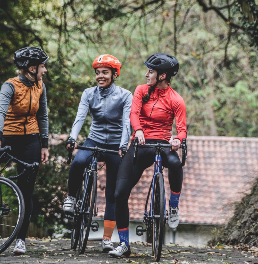 3 Radlerinnen machen Pause