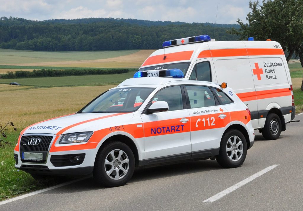 2 Rettungswagen am Straßenrand