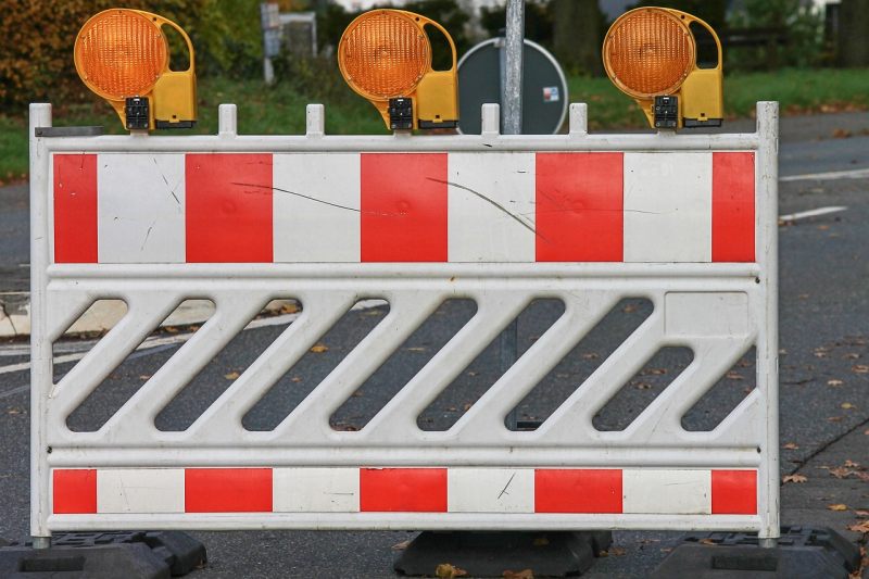 Straßensperrung. beleuchtet.