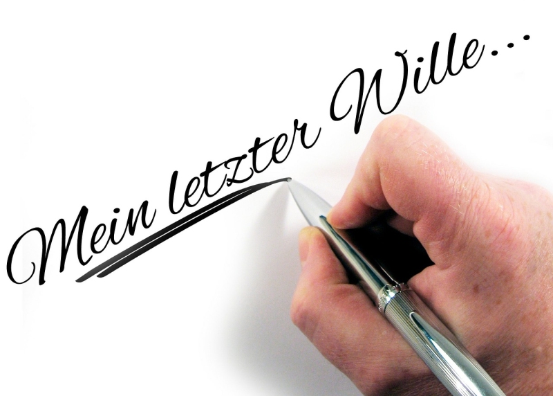 Hand und Stift und Zettel: "Mein letzer Wille"...