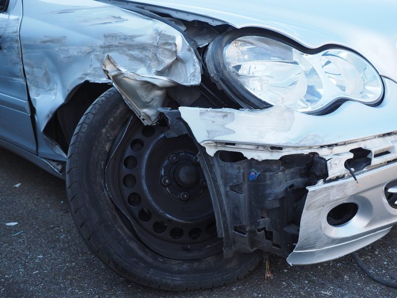 Helles Auto mit Unfallschaden