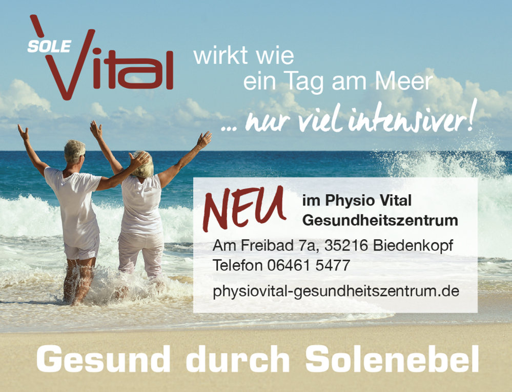 Strand und Meer und zwei Senioren die mit den Füßen und bekleidet hineinlaufen.