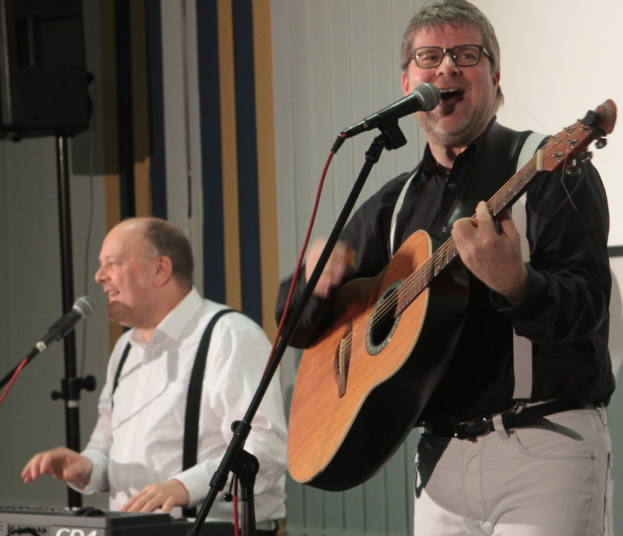 Martin am Keyboard und Fabian an der Gitarre - beide gut gelaunt im Rahmen ihrer Show als Duo Camillo.