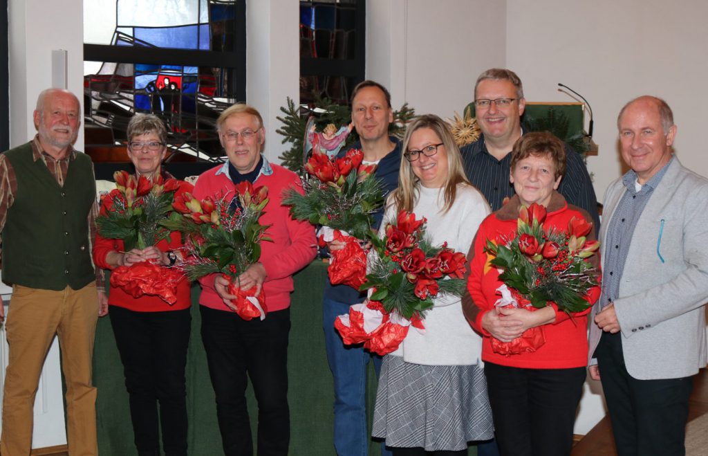 Die Geehrten mit rot-grünen Blumensträußen freuen sich mit den Offiziellen über die Ehrung, wie das Gruppenfoto zeigt.
