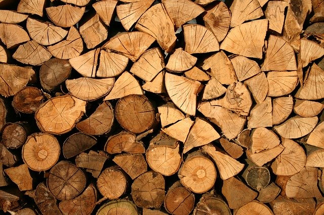 Geschichtete Holzspalten. Nichts als geschichtetes Holz.