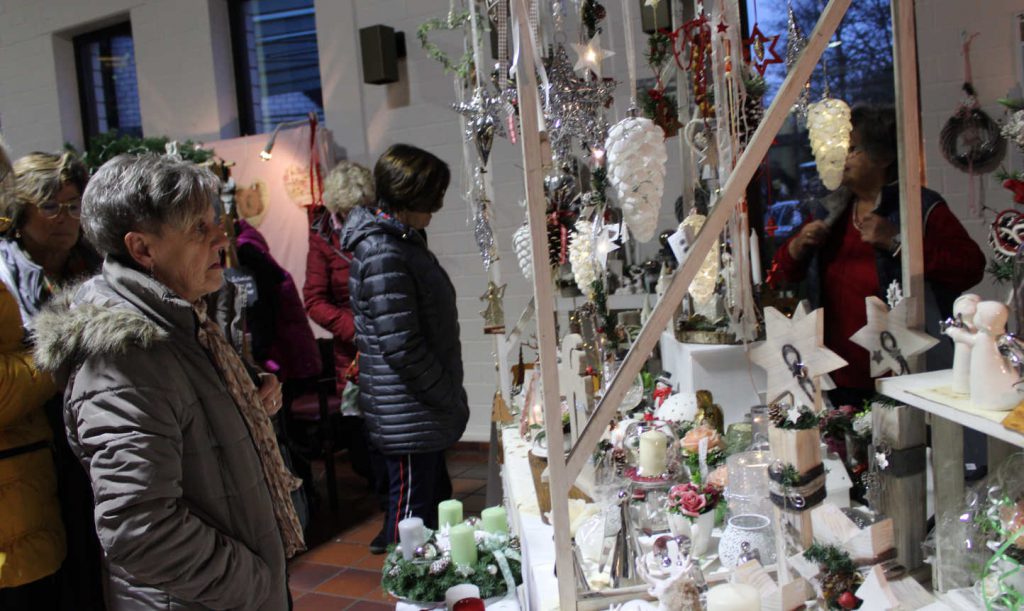 Verkaufsstand mit weihnachtlicher Dekoration aus Holz und Ton: Engelfiguren, Baumbehang, Adventskranz...