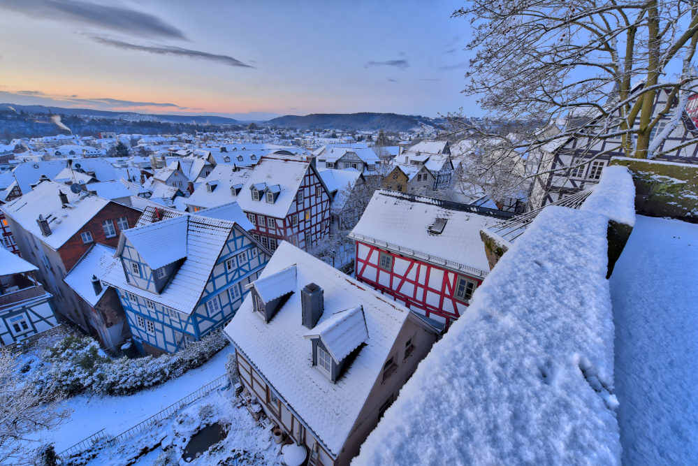 Blick über die Dächer von Marburg. Schneebedeckt im Morgengrauen.