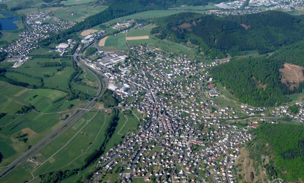 Wallau an der Lahn. Von oben betrachtet. Ganz im Südwesten ist noch Breidenstein mit dem Perfstausee zu erkennen.