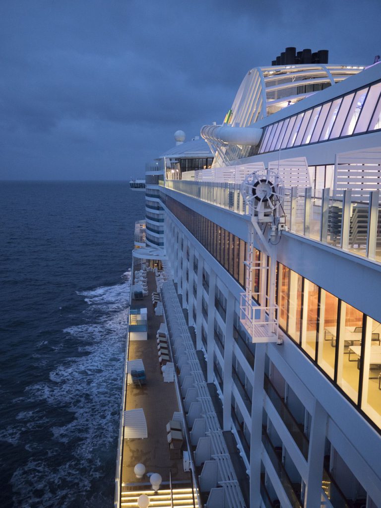 Kreuzfahrtschiff. Halb zu sehen. Seitlich das weite Meer.