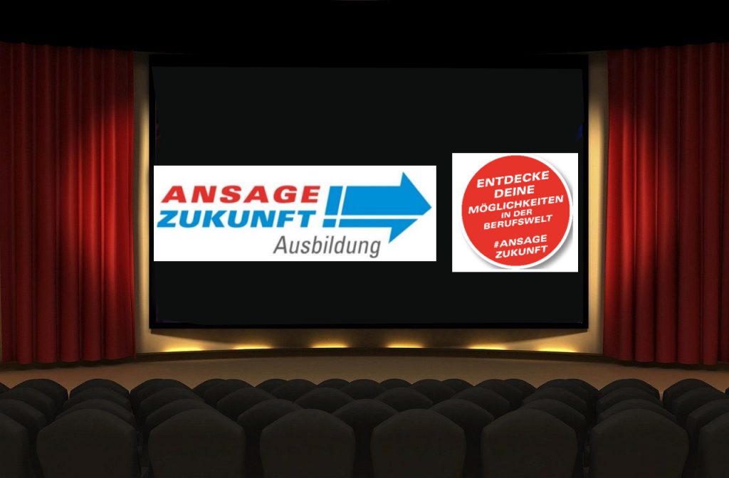 Eine Kinoleinwand mit dem Logo der Veranstaltung. Einige leere Stuhlreihen davor - rechts und links der Vorhang.