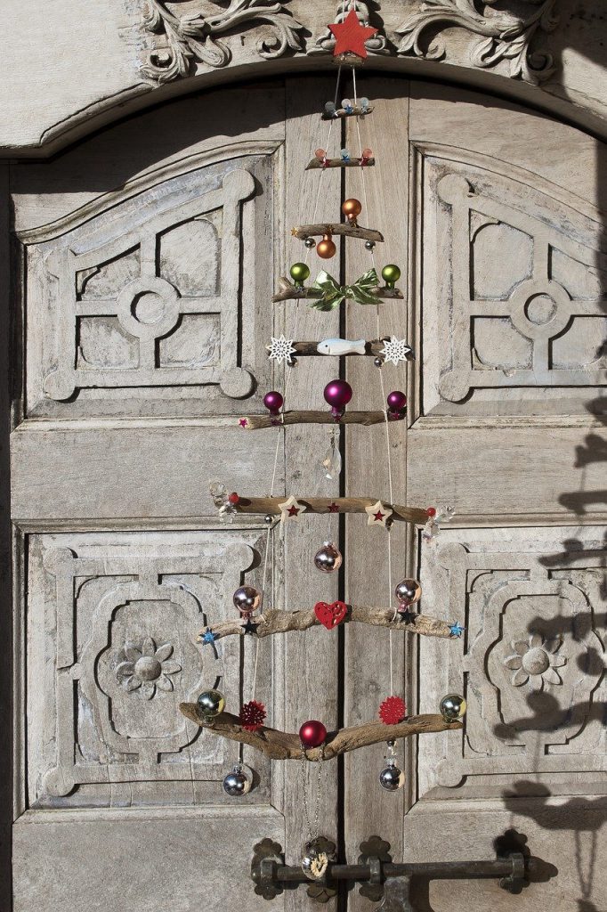 Treibholz. Untereinander befestigt an Kordel. Dekoriert wie ein Weihnachtsbaum mit Kugeln, Sternen und Gedöns.