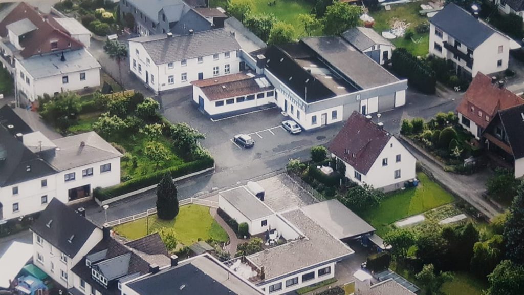 Luftaufnahme der Firma Wilhelm Müller in Wallau mit umliegenden Anwesen.