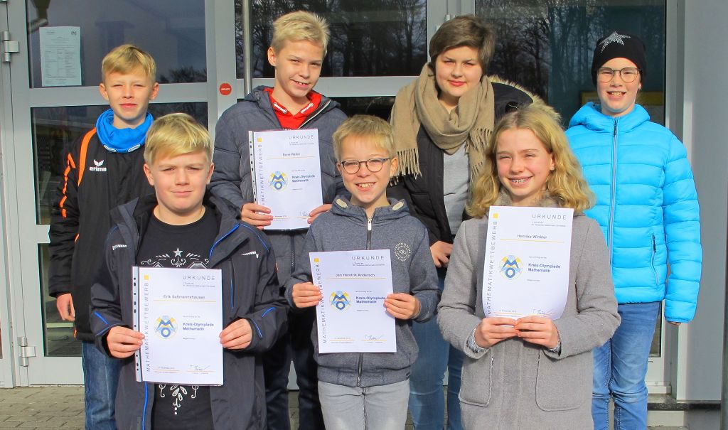 Die erfolgreichen Matheschülerinnen und -schüler vom Gymnasium Schloss Wittgenstein stellen sich mit ihren Urkunden stolz zum Gruppenfoto auf. Fünf Jungen, zwei Mädchen.