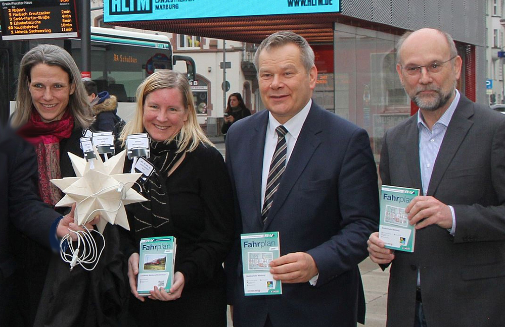 Zwei Frauen, zwei Männer, darunter der Marburger Oberbürgermeister, halten die neuen Fahrpläne mit den Nachtfahrten in der Hand.