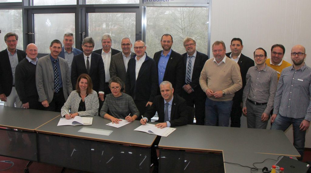 16 Herren und 2 Damen (darunter die Landrätin) bei der offiziellen Vertragsunterzeichung.