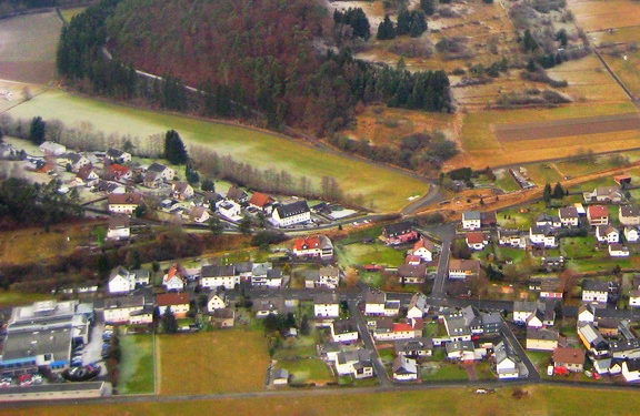 Quotshausen, Ortseingang. Luftaufnahme. Links unten das Autohaus Achenbach.