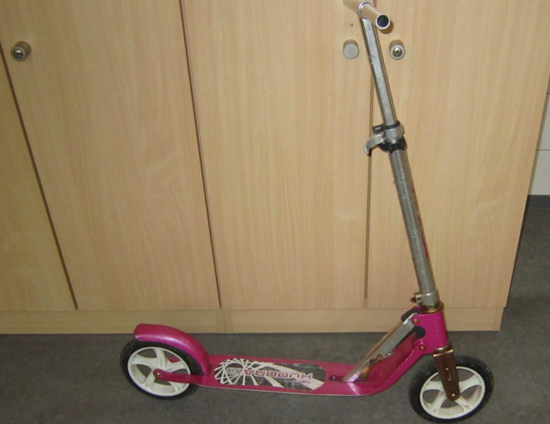Ein pink-lilafarbener Tretroller - eher für Kinder - steht an den Aktenschrank im Polizeirevier angelehnt. Er ist das mutmaßliche Tatfahrzeug.