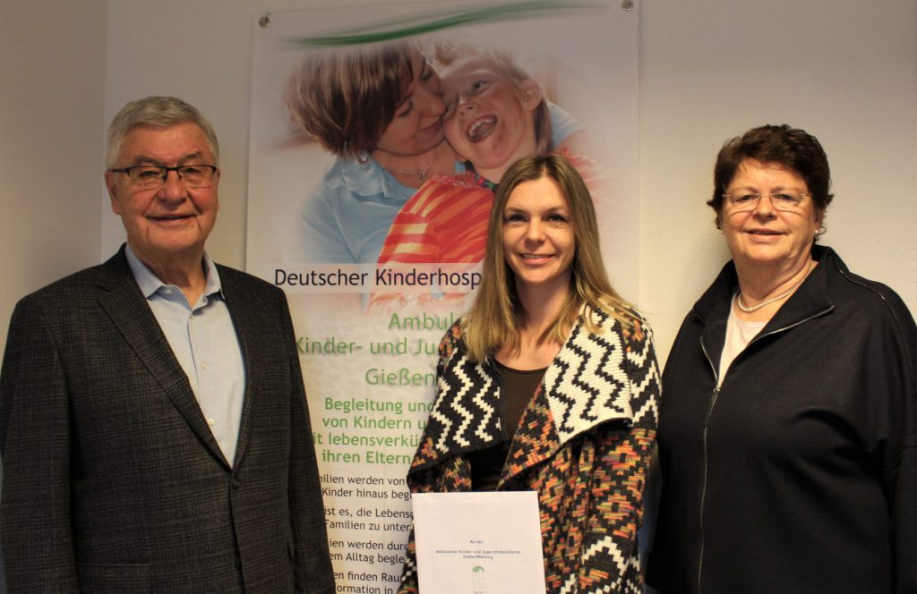 Manfred Roth, Pamela Stephens und Heike Roth stellen sich zum Gruppenfoto nebeneinander.