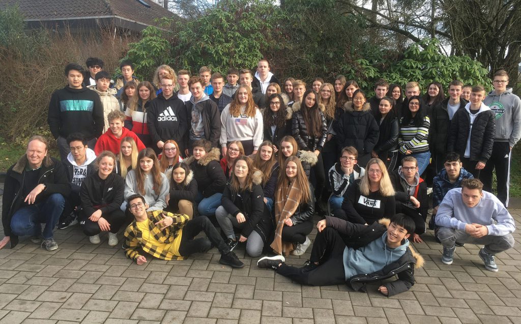 Die gesamte Jahrgangsstufe stellt sich zum Gruppenfoto.