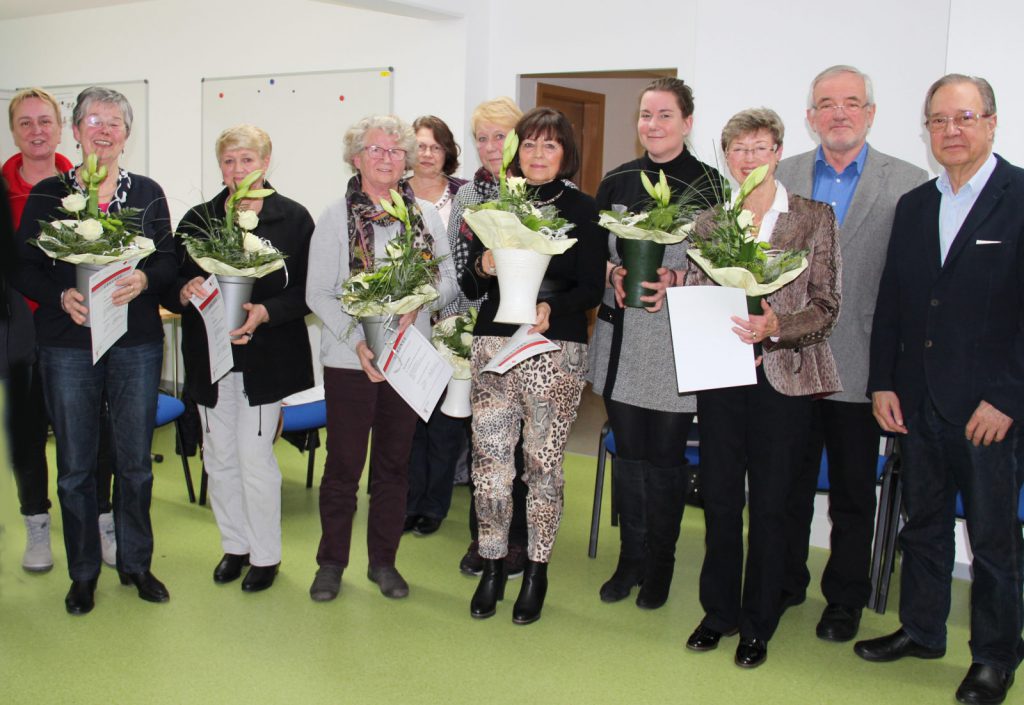 Die geehrten Übungsleiterinnen mit Blumensträußen und die "Offiziellen" mit beim Gruppenfoto.