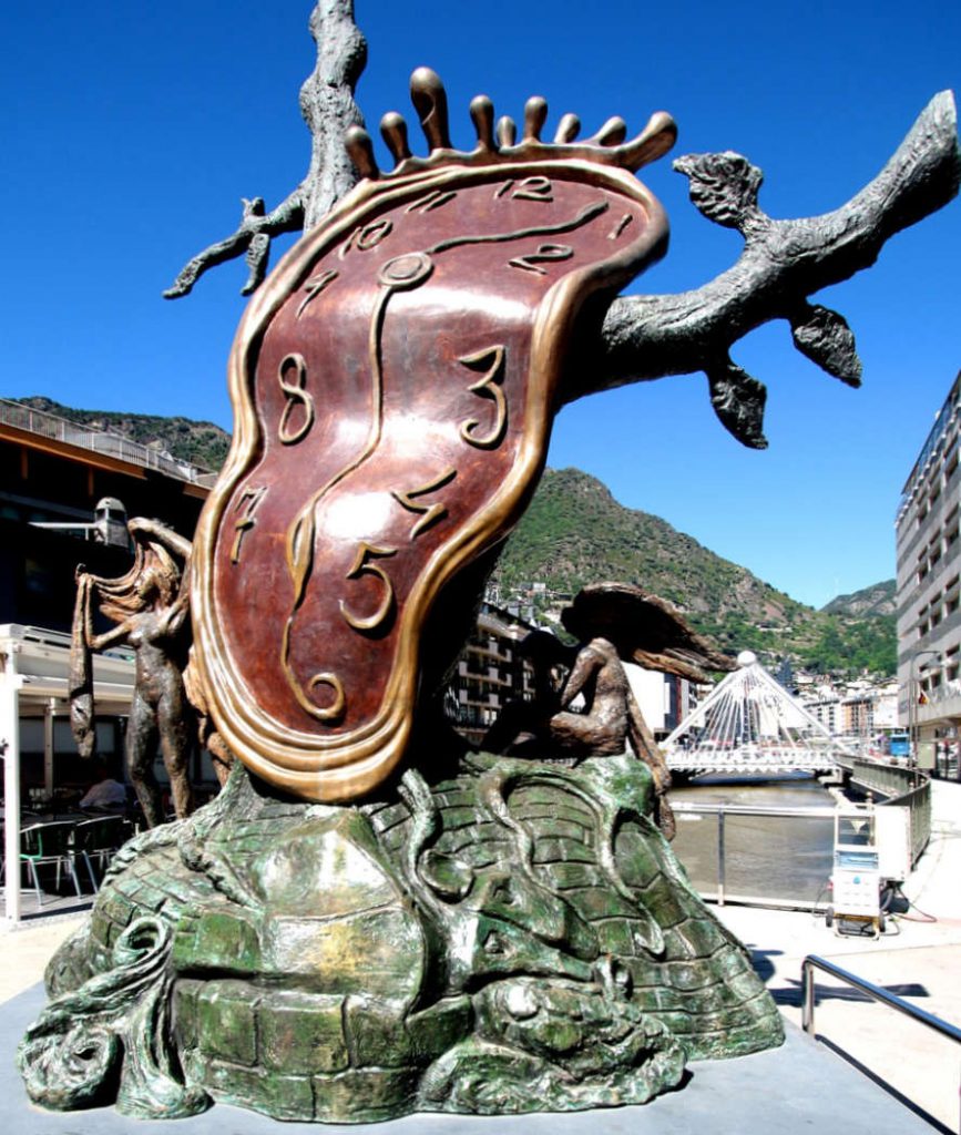 Salvador Dalis Skulptur der verrinnenden Zeit vor blauem Himmel.