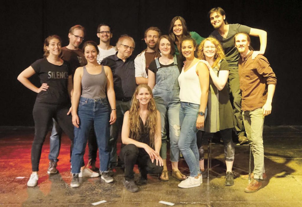 Gruppe junger Leute in Jeans und Shirts stellen sich locker zum Gruppenfoto