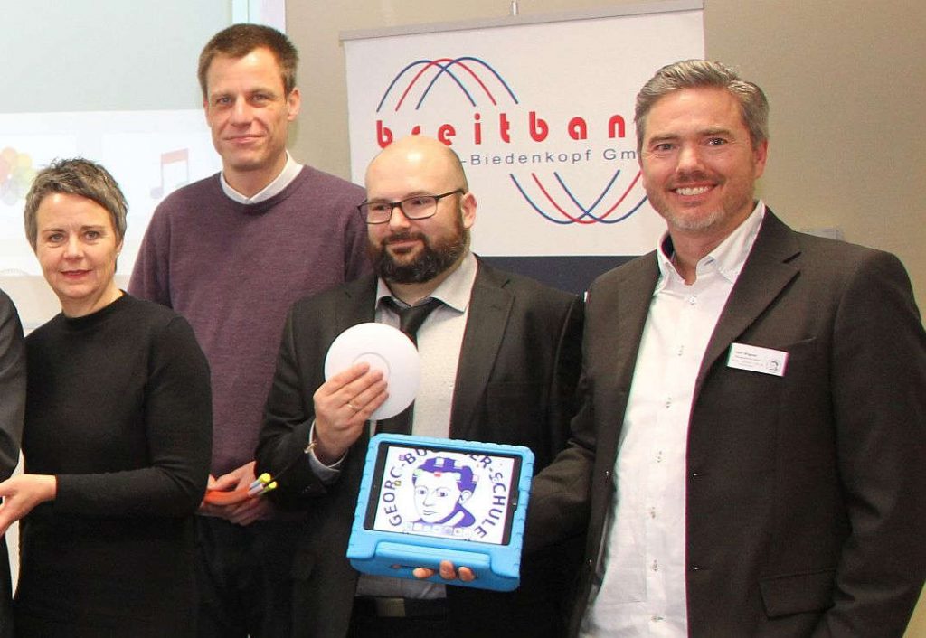 Landrätin Fründt und drei weitere offizielle Vertreter stellen sich zum Gruppenfoto.