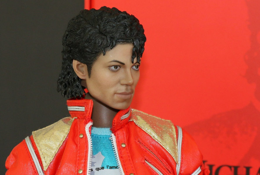 Michael Jackson als Wachsfigur. Mittelmäßig gut nachgeahmt vor schwarz-rotem Hintergrund.