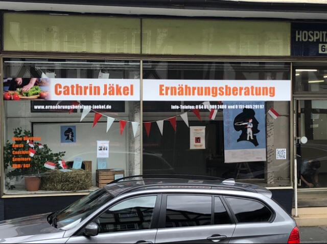 Das Gebäude von außen - große Schaufenster.