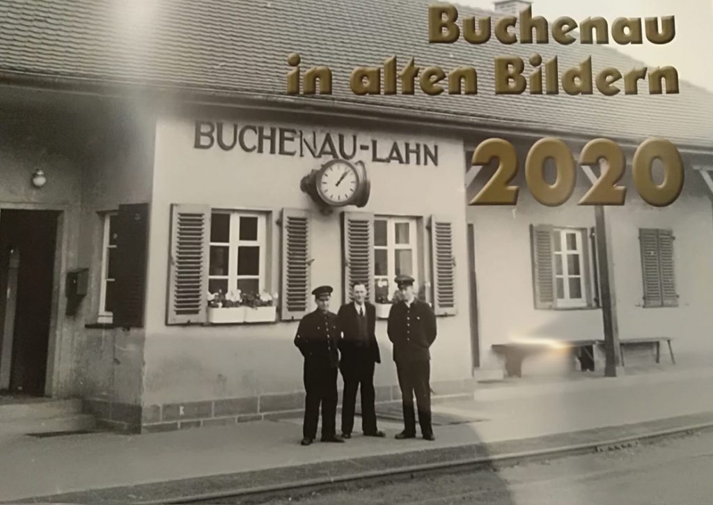 Kalender-Titelbild 2020. Alter Bahnhof Buchenau-Lahn (so steht es auch am Gebäude). Davor zwei Schaffner in Uniform und ein Zivilist in Anzug.